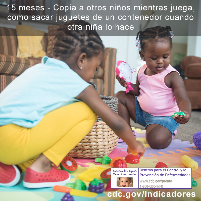Copia a otros niños mientras juega, como sacar juguetes de un contenedor cuando otro niño lo hace image 1