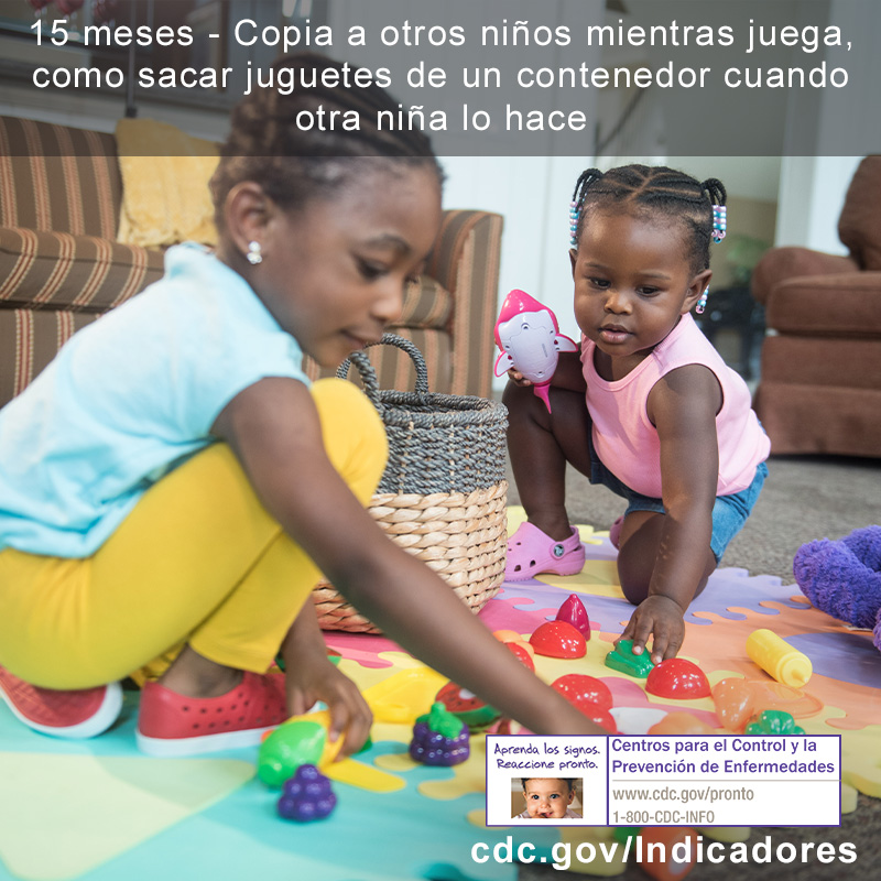 Copia a otros niños mientras juega, como sacar juguetes de un contenedor cuando otro niño lo hace image 2