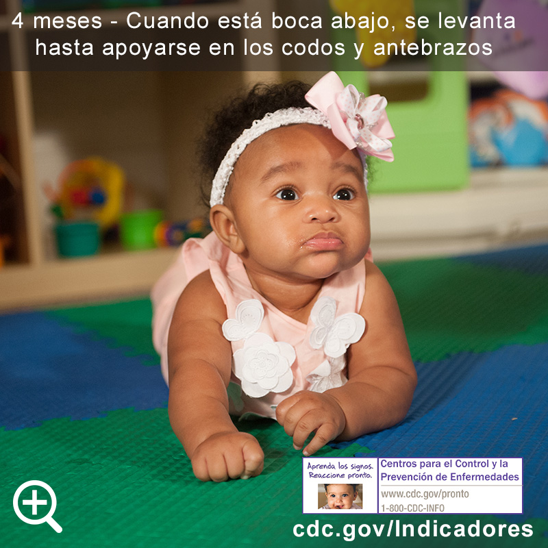 Niña de 4 meses acostada en el suelo.
