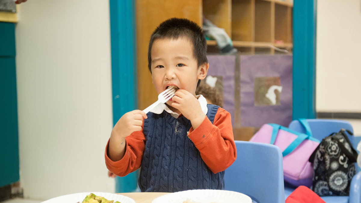Un ni&ntilde;o de 3 a&ntilde;os comiendo con un tenedor.