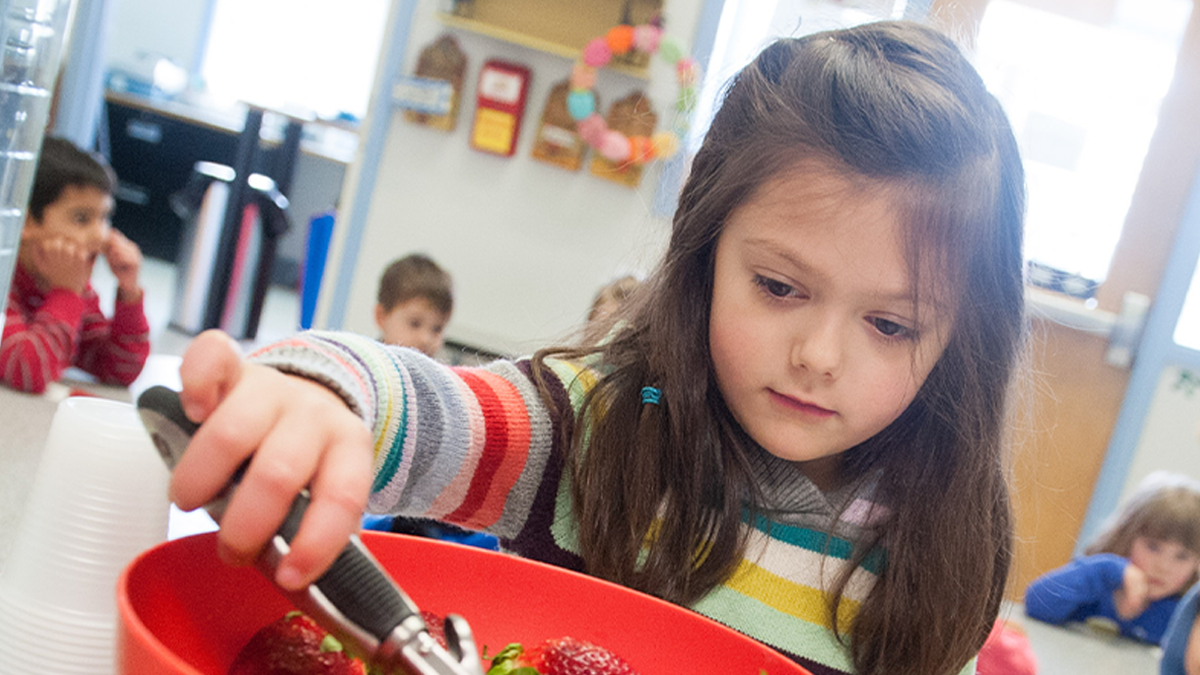 4 year old child scooping food