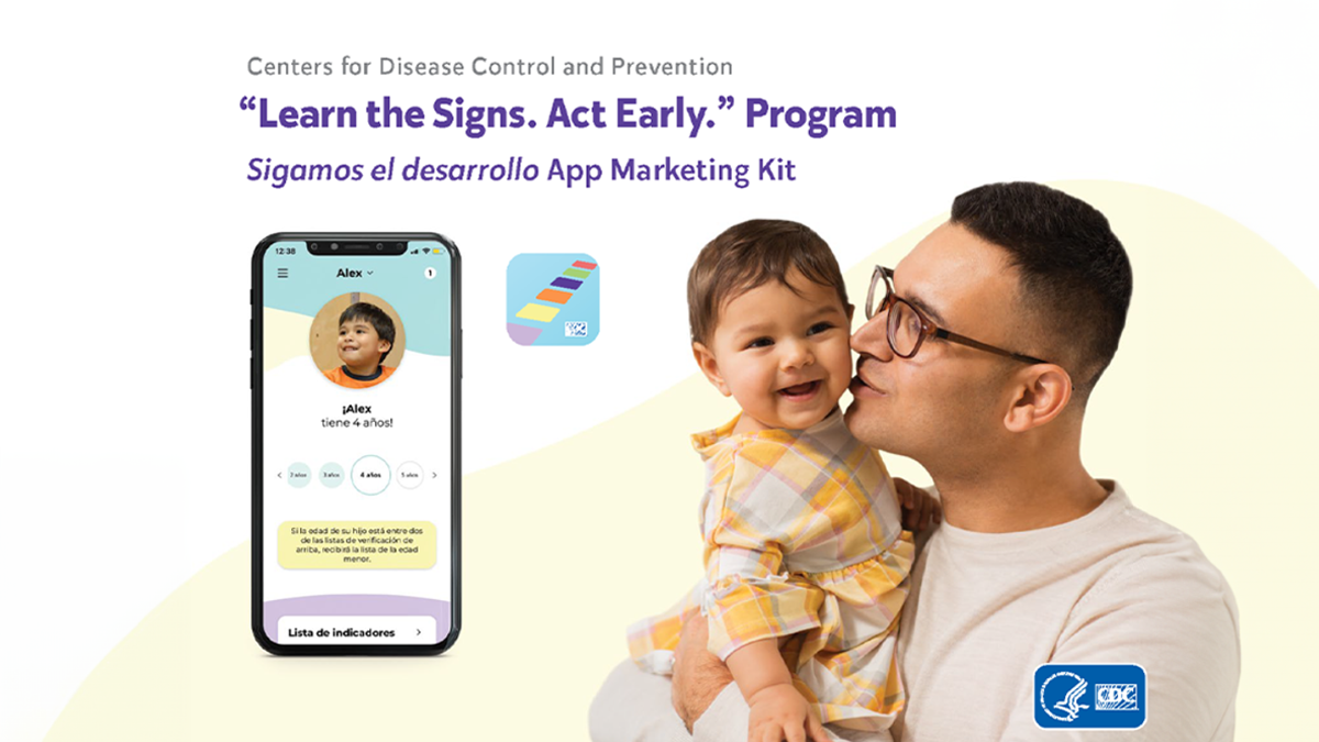Ayude a su hijo a crecer y alcanzar su potencial, descargue la aplicación gratuita de los CDC Sigamos el Desarrollo. Una madre sonriendo con un niño pequeño en brazos.