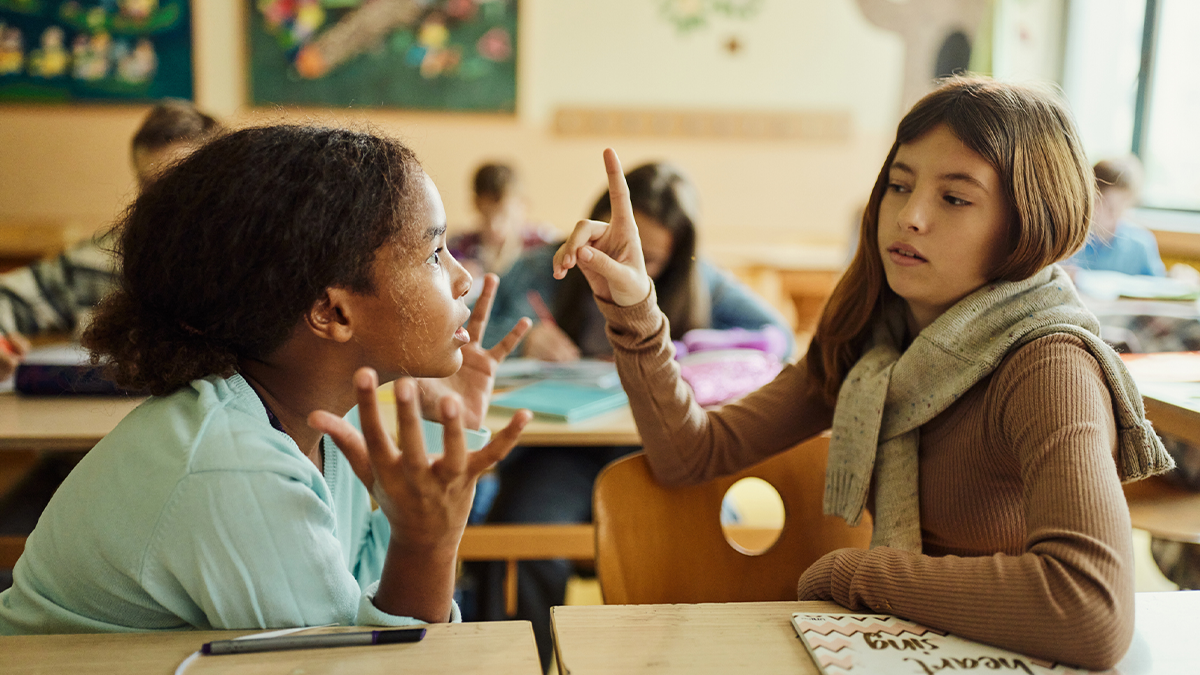 Dos ni&ntilde;as discutiendo en clase.