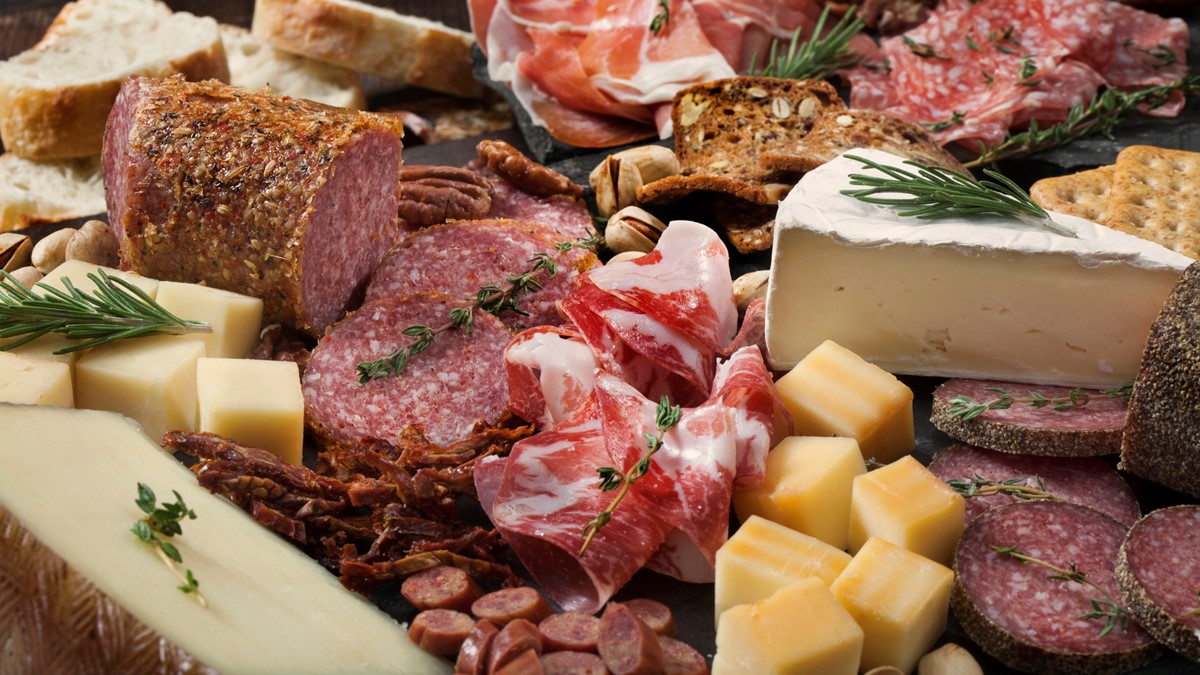Una tabla de embutidos y quesos para aperitivos.