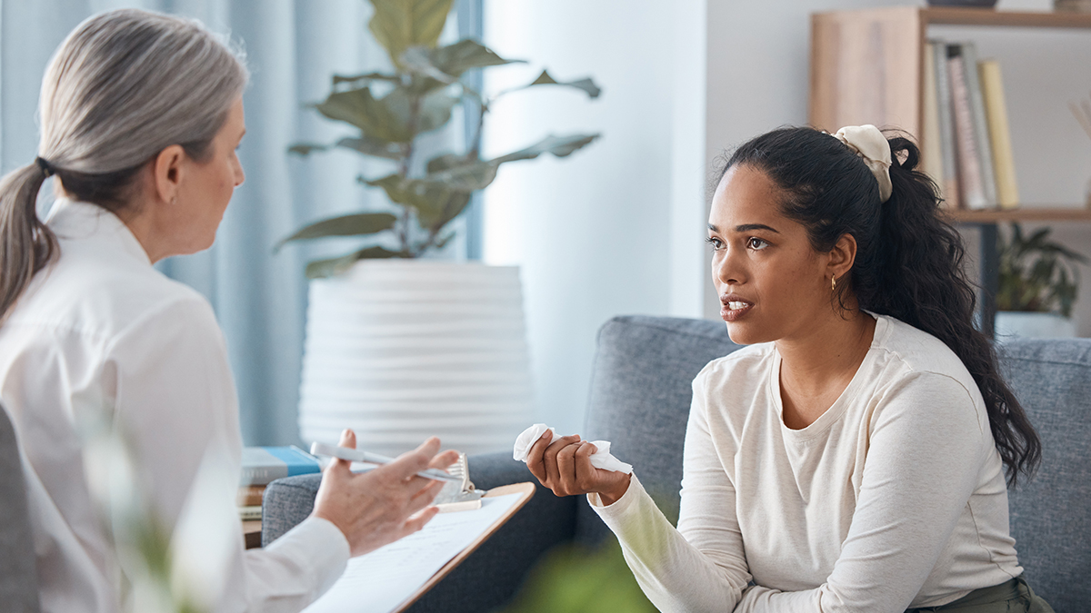 womanbeingconsulted.jpg Una mujer hablando con una consejera genética