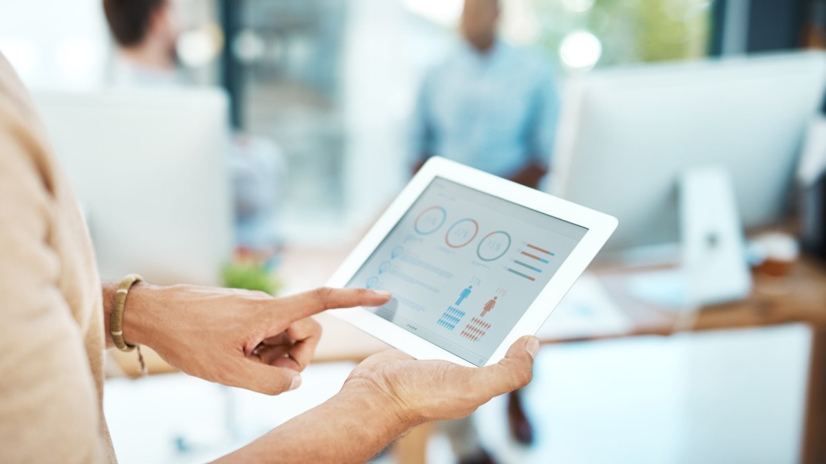 una persona mirando datos en una tableta