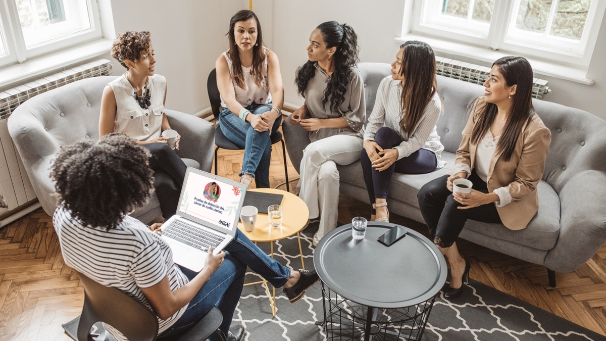 Una trabajadora comunitaria de la salud impartiendo una sesi&oacute;n grupal de AMIGAS