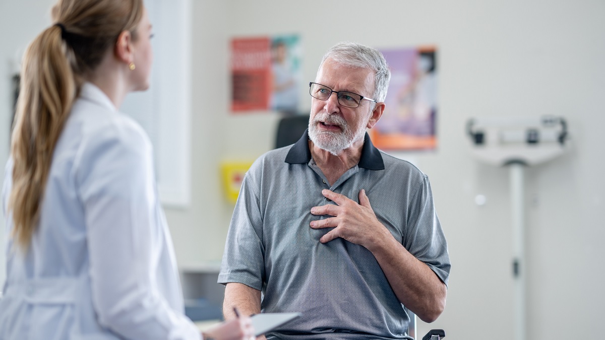 Un hombre habla con su doctora