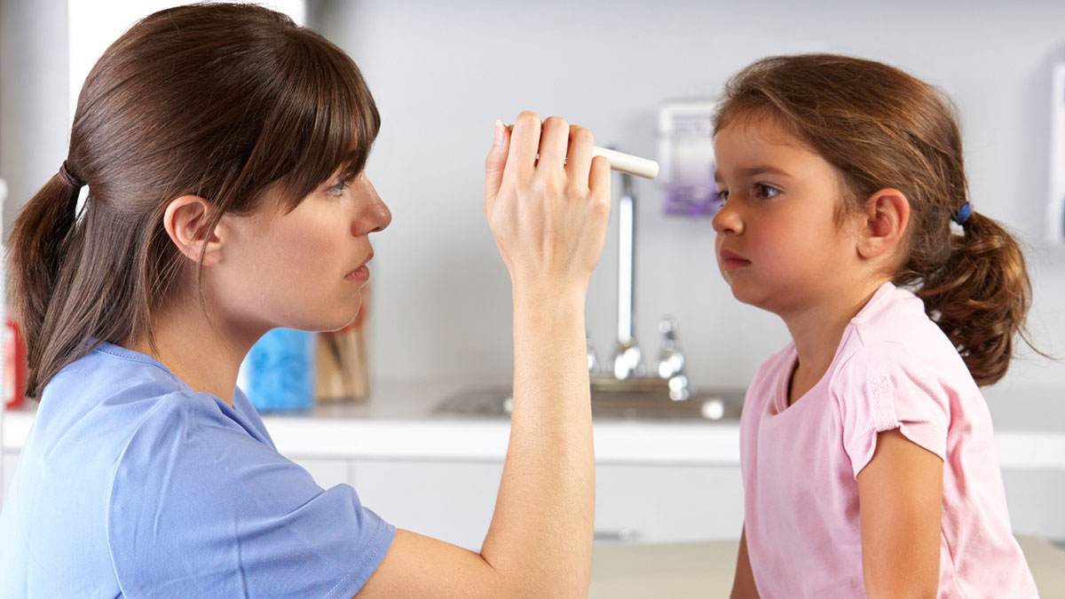 exam-child-eye Doctor Examining Child's Eyes In Doctor's Office