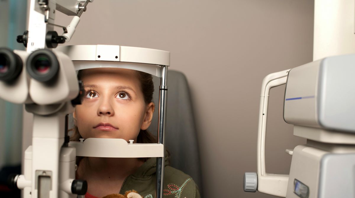 Niña en un examen de ojos