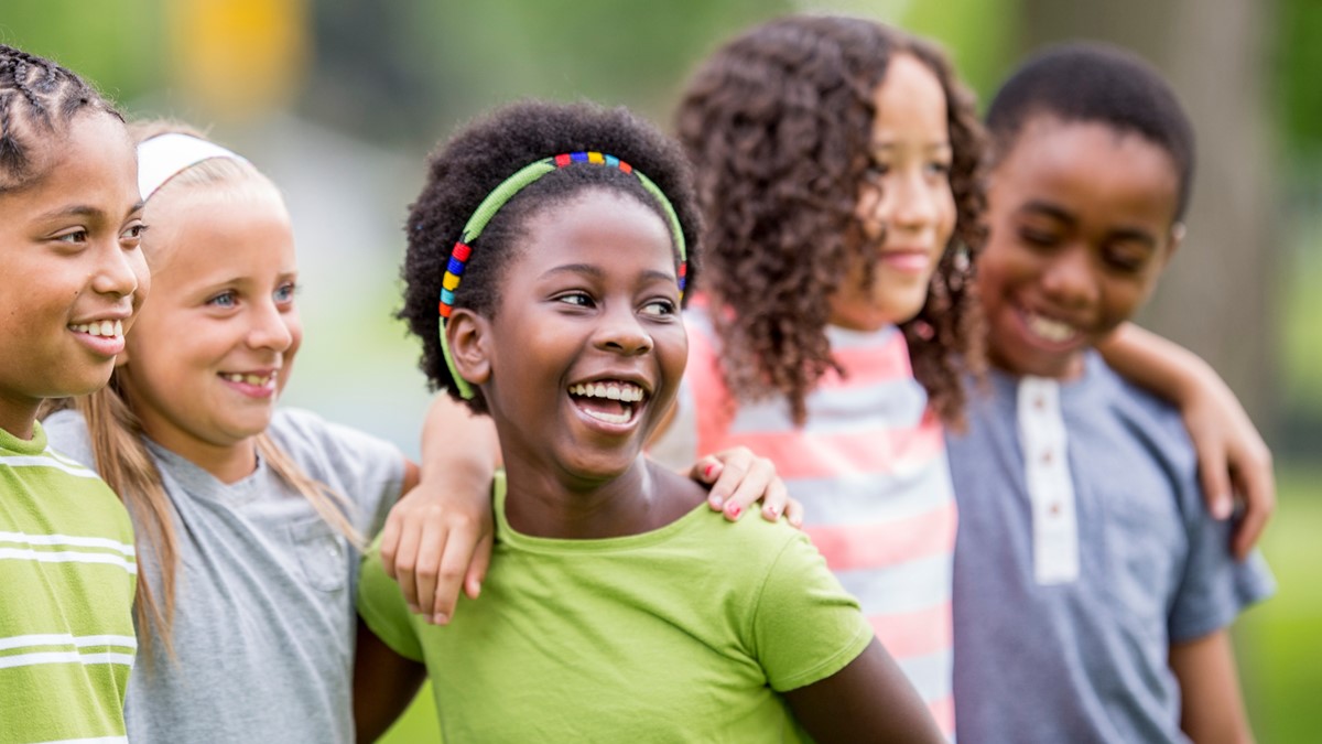 Grupo de ni&ntilde;os sonriendo.