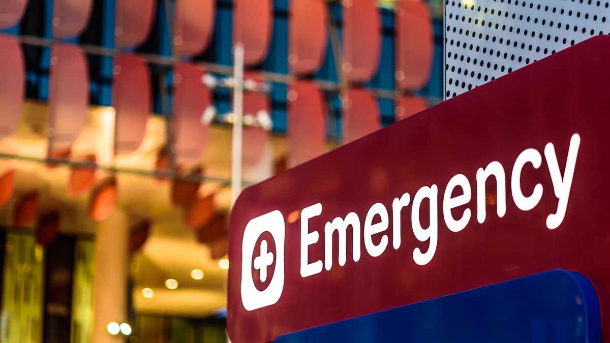 La imagen de un letrero de la sala de emergencia frente a un hospital.