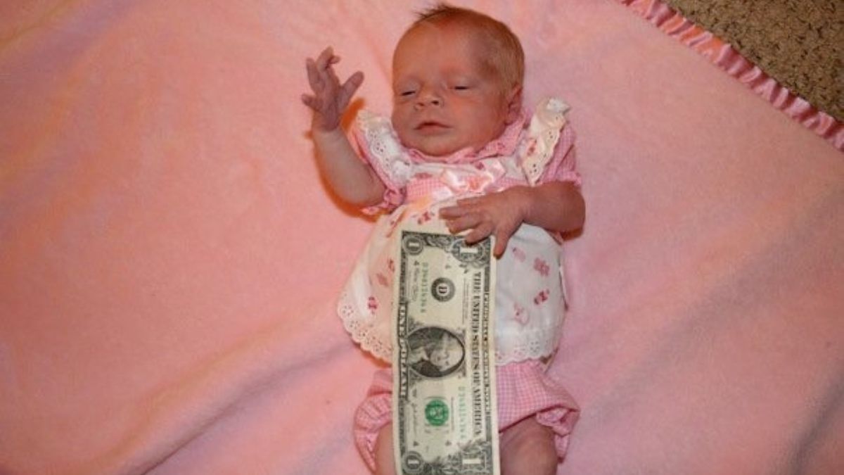 Fotografía de Brenna de bebé, donde se ve que no era mucho más grande que un billete de un dólar.