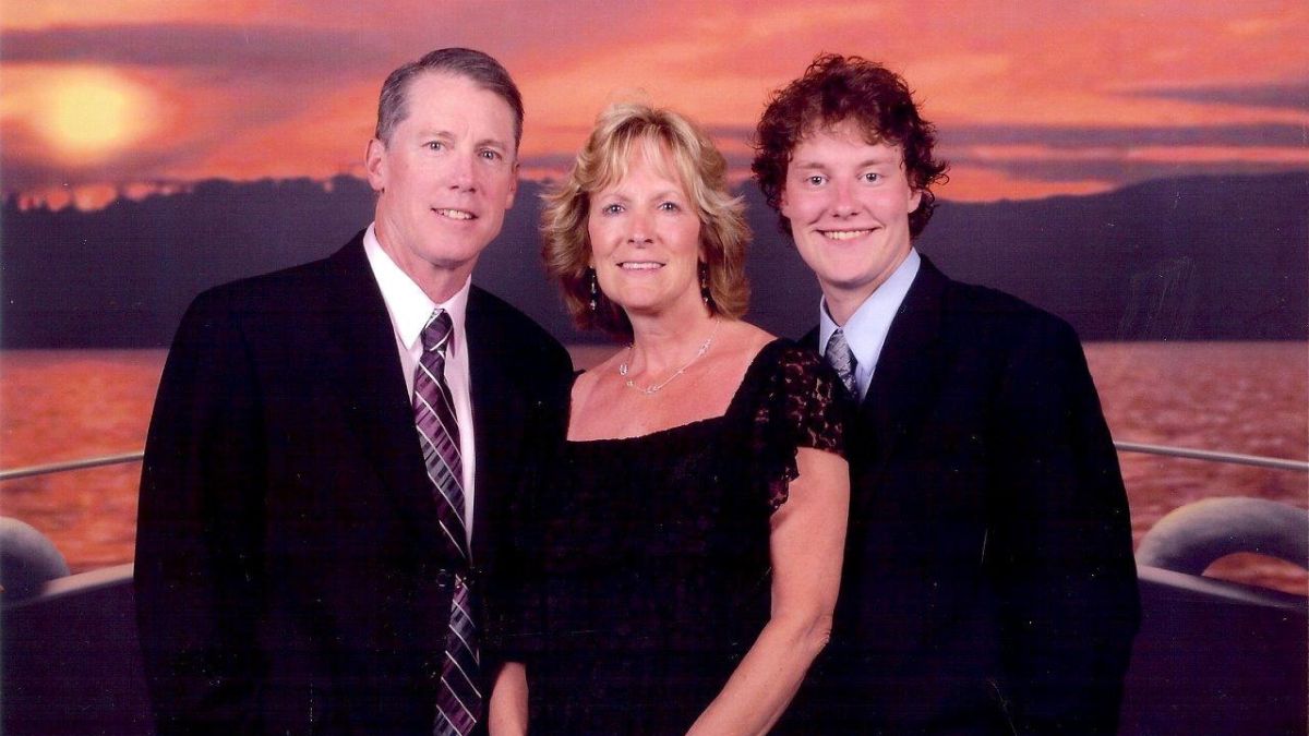 Imagen de Taylor y sus padres posando para una foto