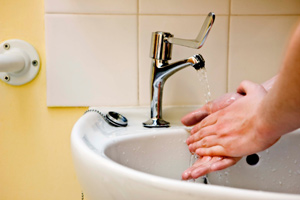 Los h&aacute;bitos saludables como el taparse la boca cuando tose y lavarse las manos frecuentemente pueden ayudar a parar la propagacion de microbios y prevenir enfermedades respiratorias como la influenza (gripe)