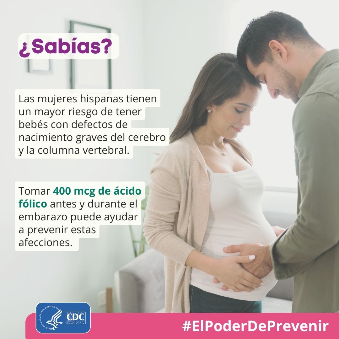 Pareja de una persona embarazada acariciándole el vientre.