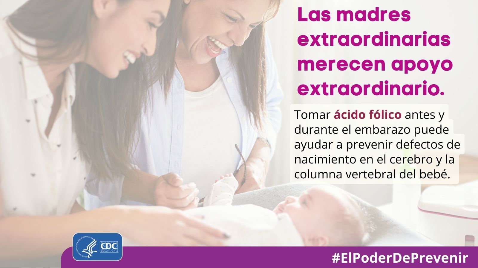 Madre y abuela jugando con el bebé en la mesa para cambiar pañales.