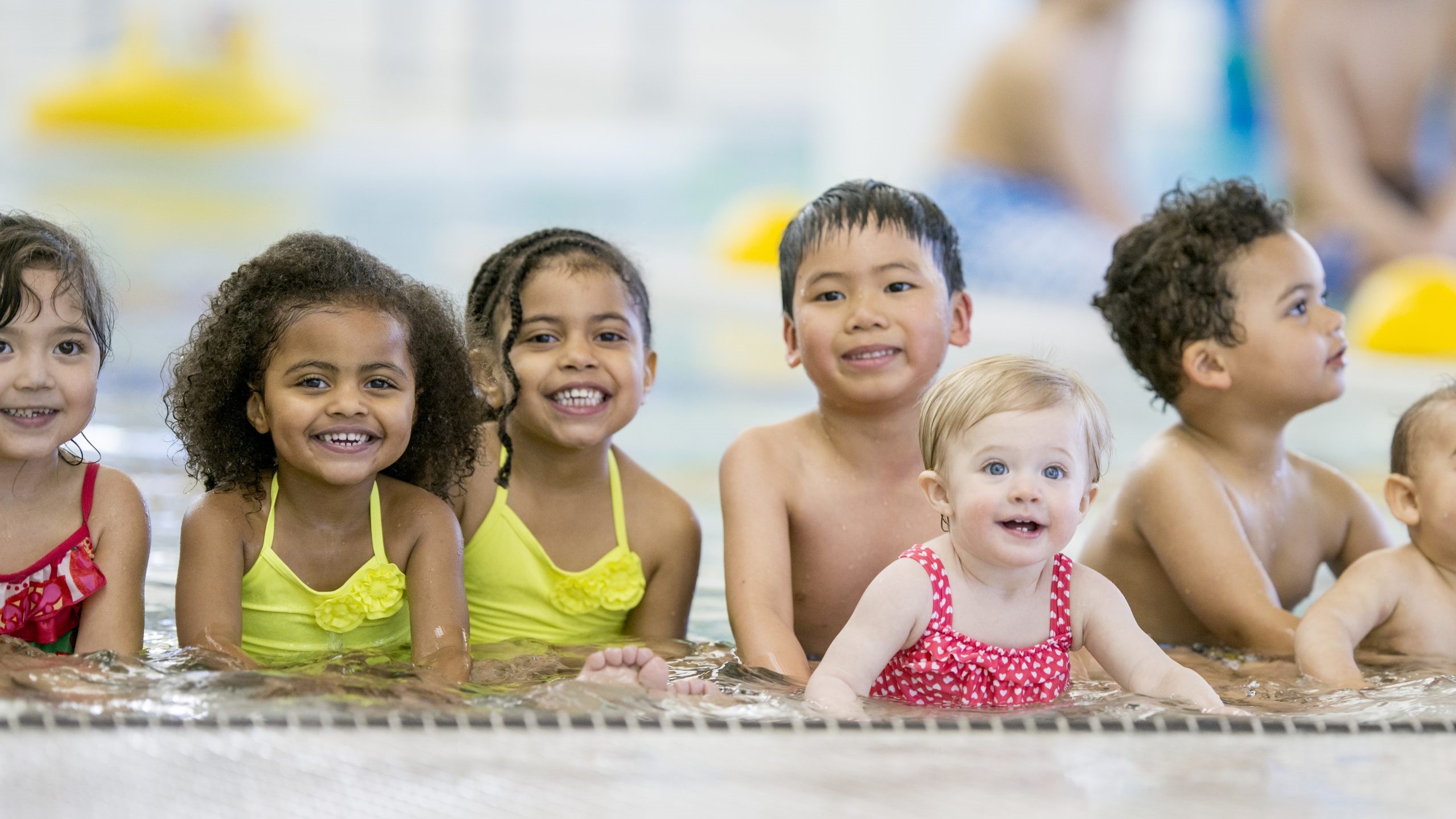 Ni&ntilde;os peque&ntilde;os en el extremo poco profundo de la piscina.