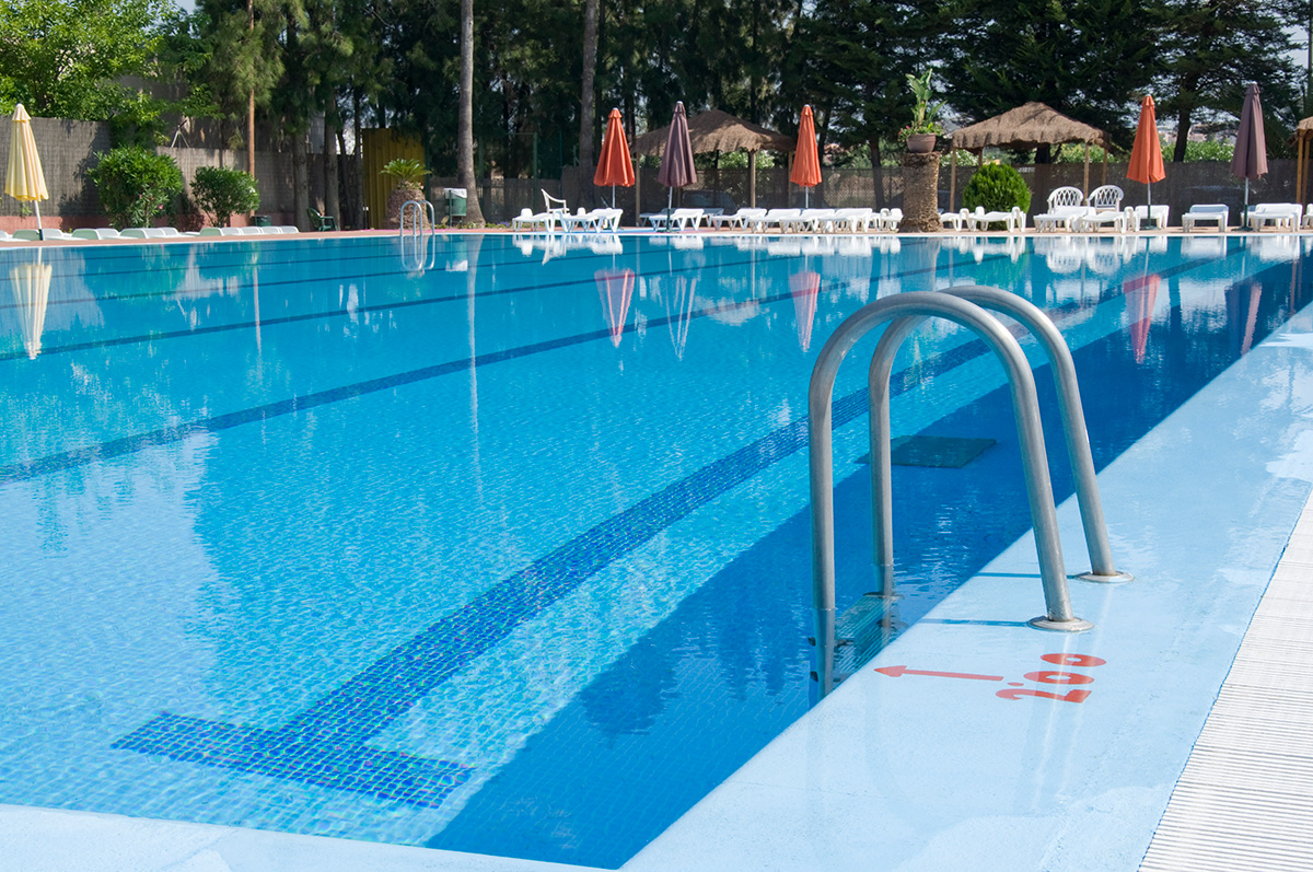 SwimmingpoolimagesizedforDFE.jpg Una piscina al aire libre vacía.