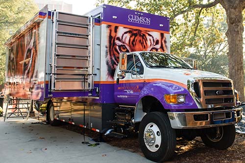 Image of a large van that acts as a mobile health clinic.