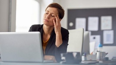 Mujer sentada en un escritorio.