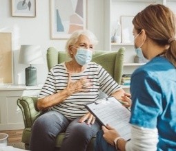 Una mujer mayor hablando con su m&eacute;dica.