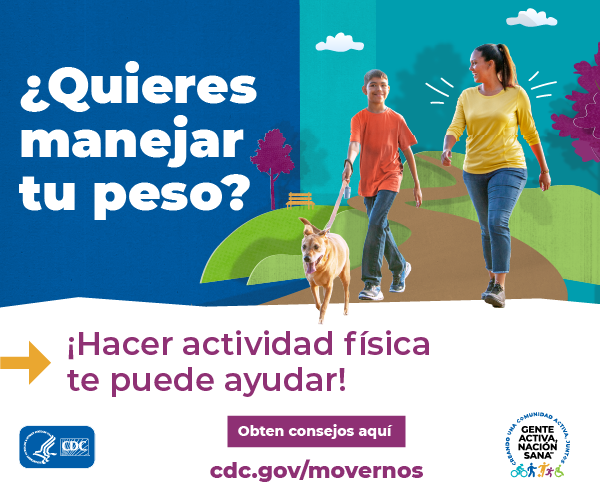 Madre e hijo paseando al perro