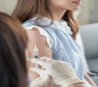 cdcwork01 Woman receives vaccination