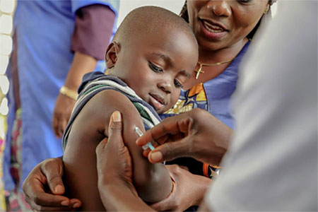 Chickenpox vaccinations Photograph of child receiving vaccination