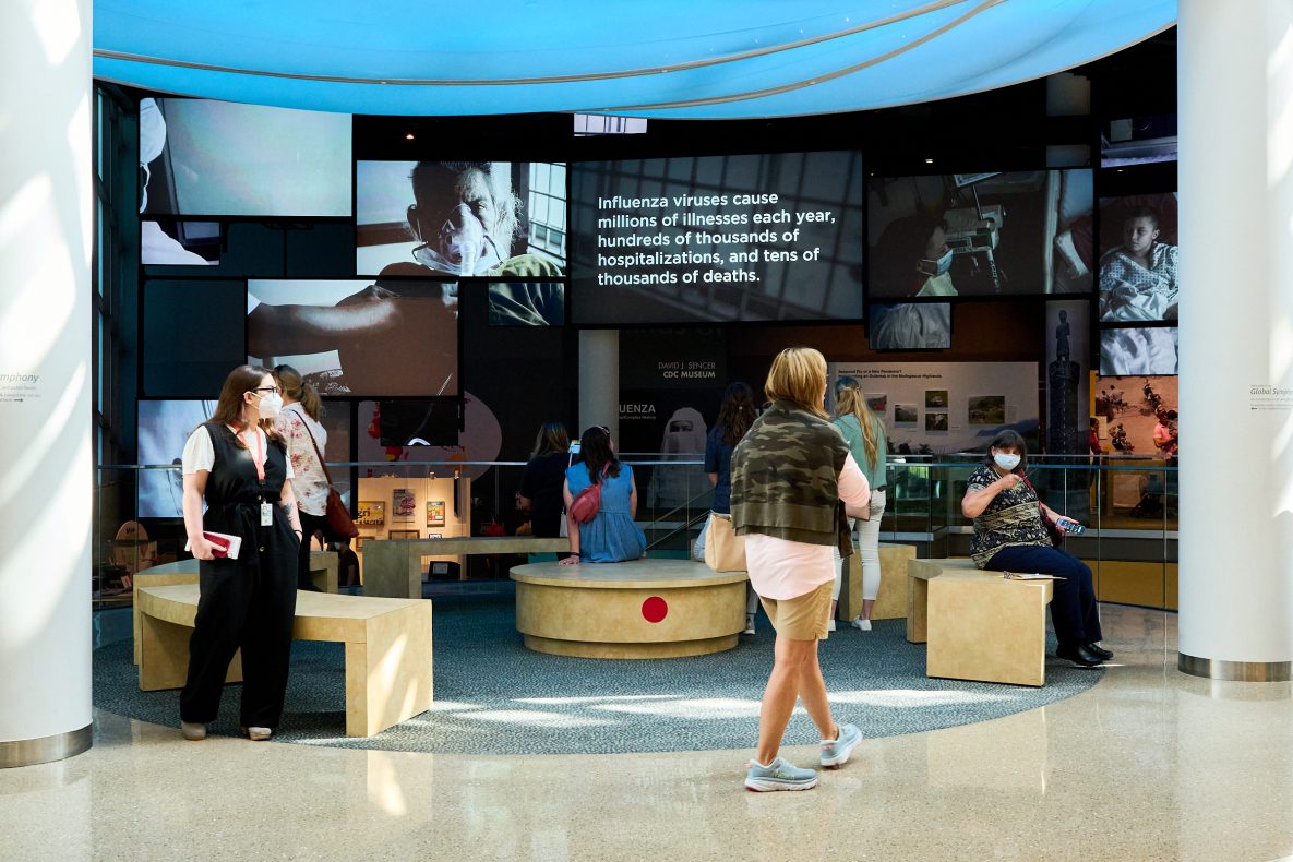 visit-wide People visiting the museum