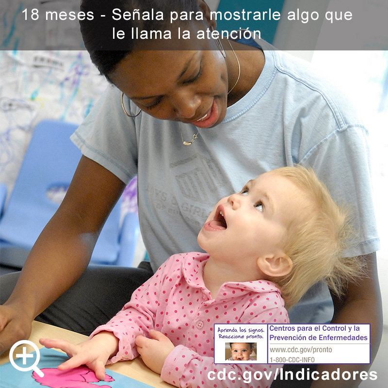 Se&ntilde;ala para mostrarle algo que le llama la atenci&oacute;n