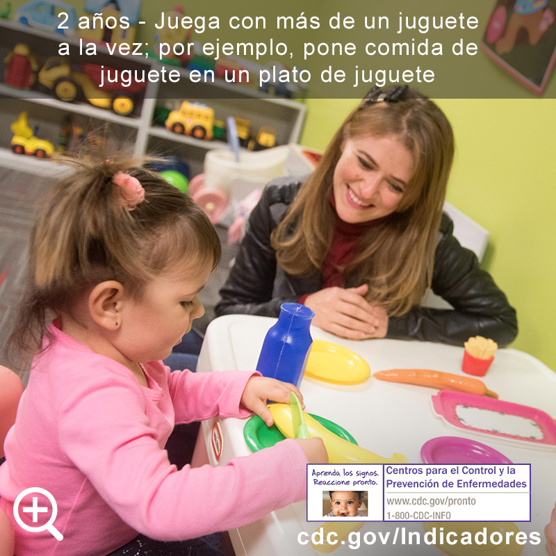Juega con m&aacute;s de un juguete a la vez; por ejemplo, pone comida de juguete en un plato de juguete