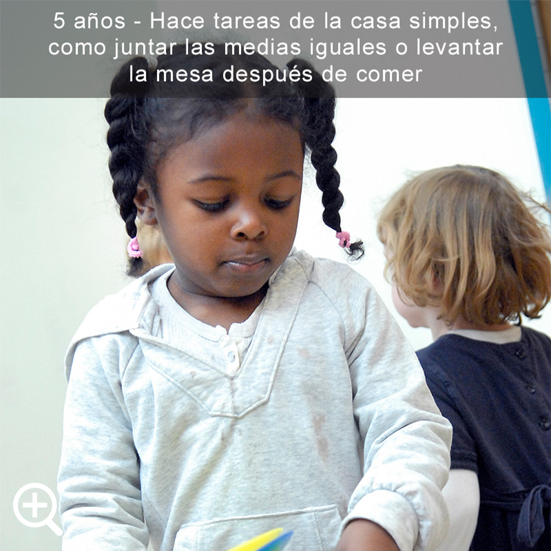 Hace tareas de la casa simples, como juntar las medias iguales o levantar la mesa despu&eacute;s de comer