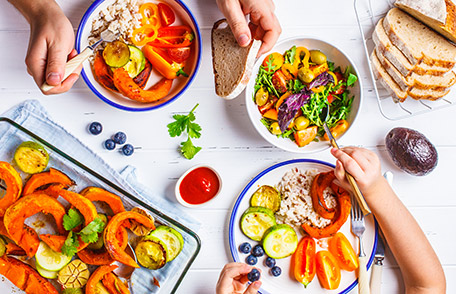 Una comida colorida con una variedad de verduras.