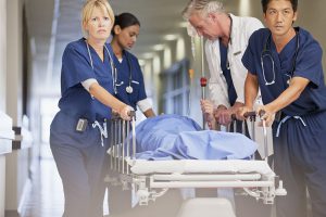 grupo de medicos caminando en un pasillo