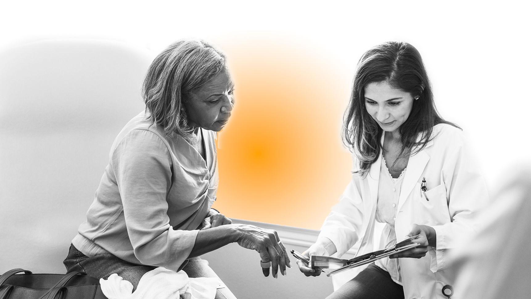 Una paciente y una médica conversan sobre el tratamiento