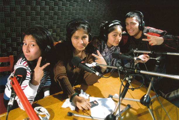 Multiplicadores J&oacute;venes visiting a radio production facility.