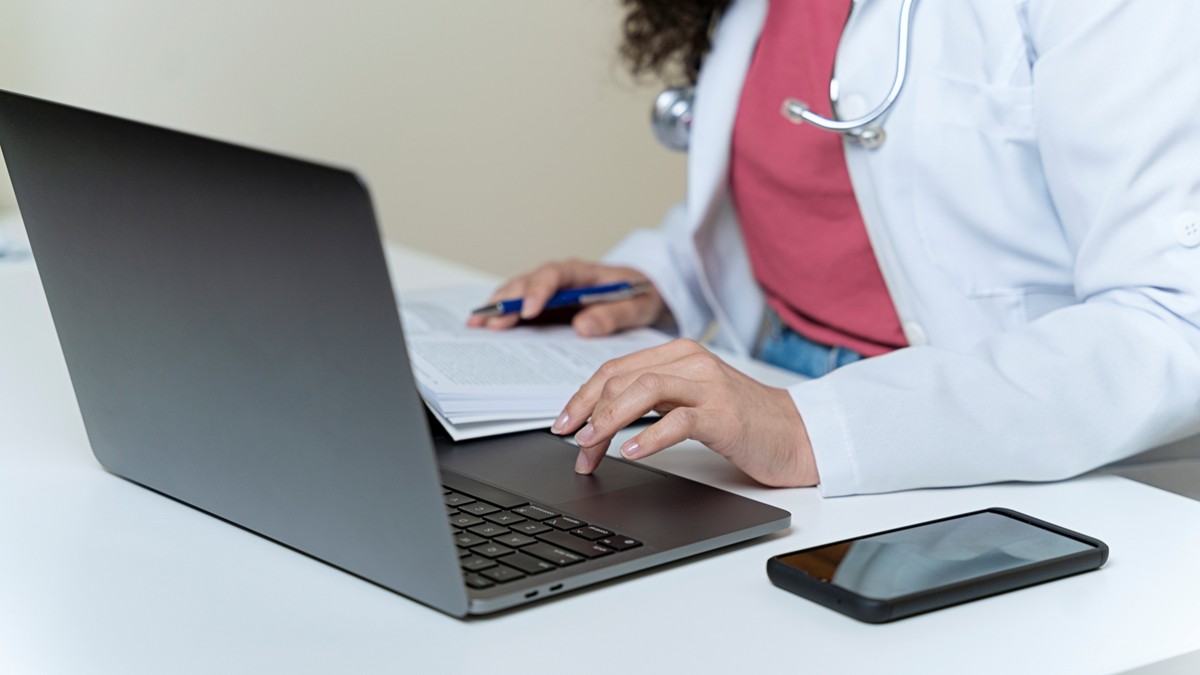 Una profesional de la salud está realizando un curso de formación continua en línea.