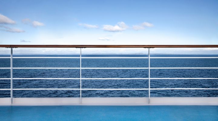 Vista del oc&eacute;ano desde la cubierta de un crucero