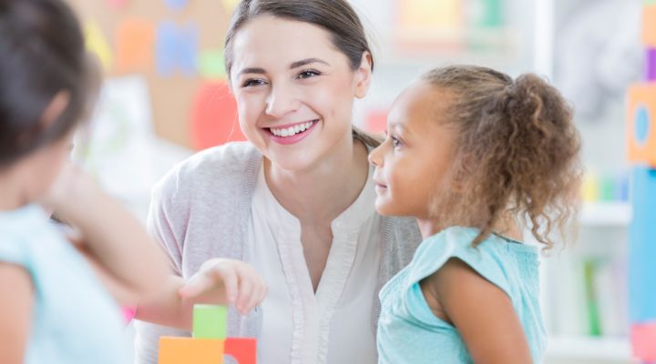 Mujer sonriendo con ni&ntilde;os