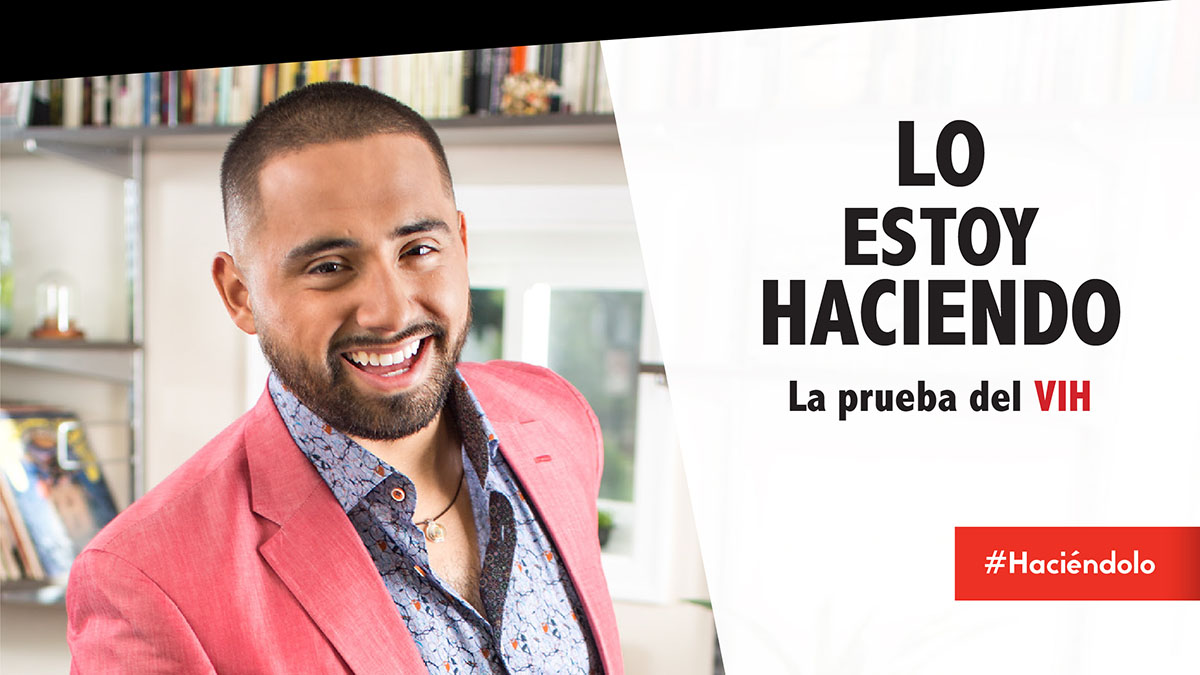 TwitterPosts-SHS-DoingIt-2020 Haz que la prueba del #VIH sea parte de tu cuidado habitual de la salud. ¡Hazte la prueba hoy para saber si tienes o no el VIH! Aprende más: https://bit.ly/325yMwG #Haciéndolo - Hispanic male smiling at the camera