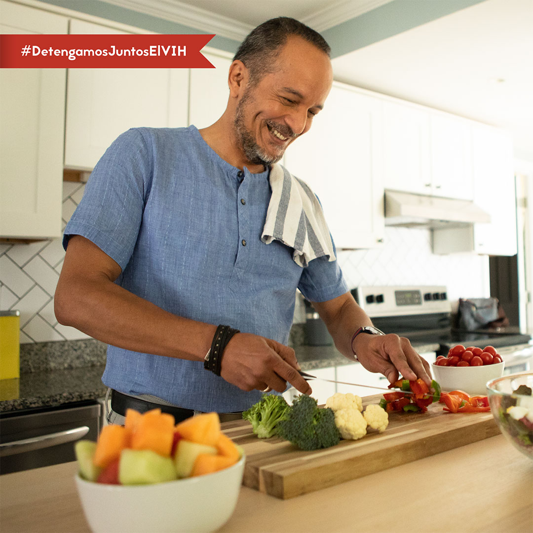 Healthy Aging – Eddie (ES) Una imagen de un hombre preparando el almuerzo en la cocina.