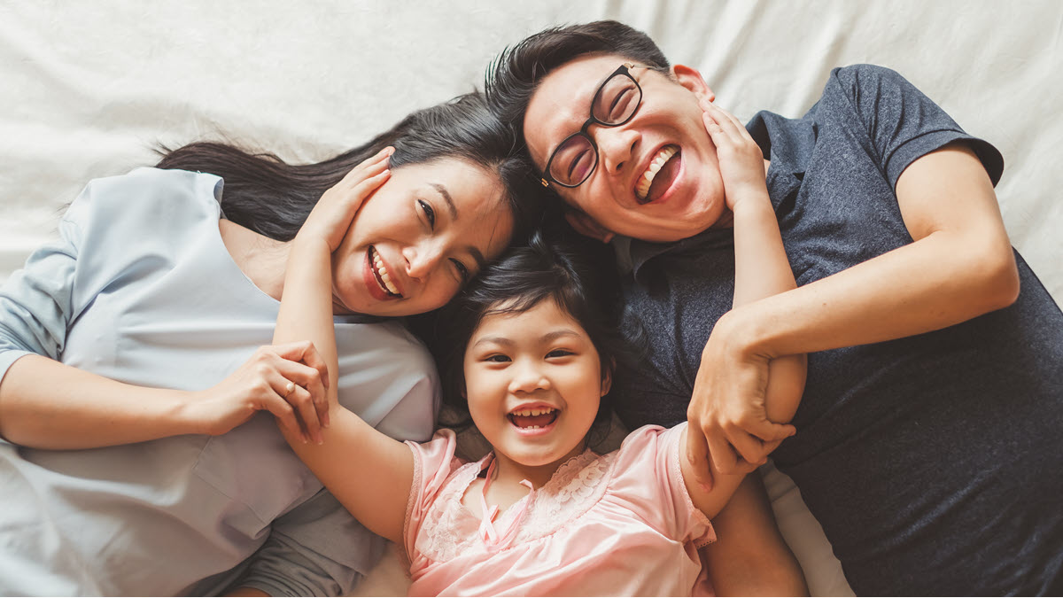 Asian family of three people Retrato de una familia de tres miembros