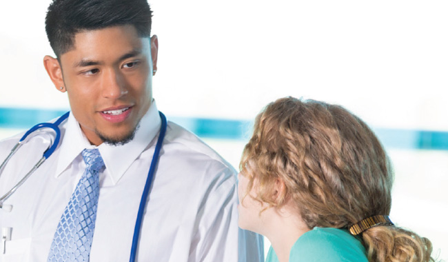 el m&eacute;dico con paciente
